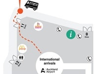 オークランド国際線ターミナル11番出口外のシャトルピックアップ場所